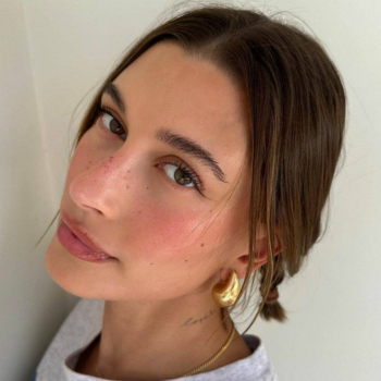 Foto de Hailey Bieber con pendientes con forma de gota