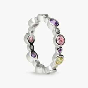 complementos anillos con piedras de colores para vestido morado