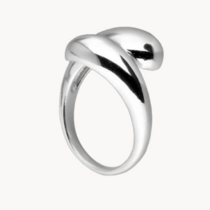 Tendencias en joyas para este otoño llevando anillos de plata en forma cruzada