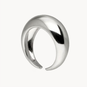 Tendencias en joyas para este otoño llevando anillos de plata en forma de luna