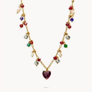 Tendencias en joyas para este otoño llevando gargantillas con charms de corazón