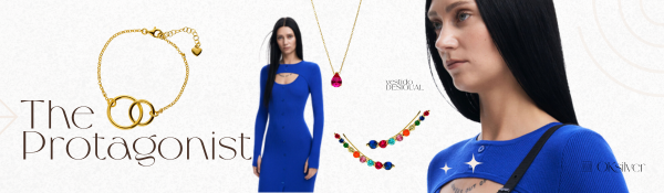 Outfit protagonista combinando joyas y complementos con vestido azul para una ocasión especial