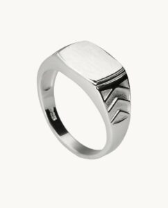 Anillo plateado tipo sello rectangular para regalar por San Valentín a un chico