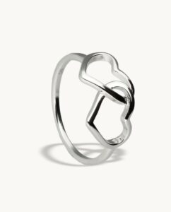 Anillo plateado con corazones entrelazados para regalar por San Valentín