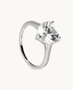 Anillo plateado con corazón brillante para regalar por San Valentín