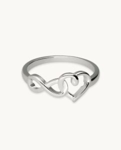 Anillo plateado con corazón y símbolo de infinito entrelazados para regalar por San Valentín